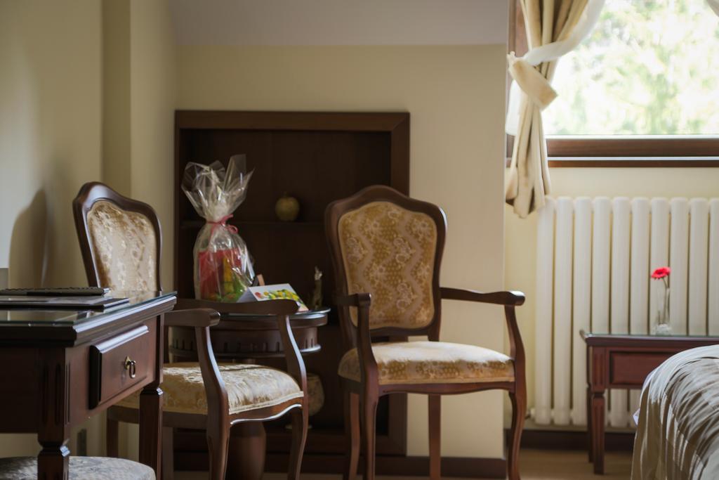 Hotel Foisorul Cu Flori Sinaia Kültér fotó