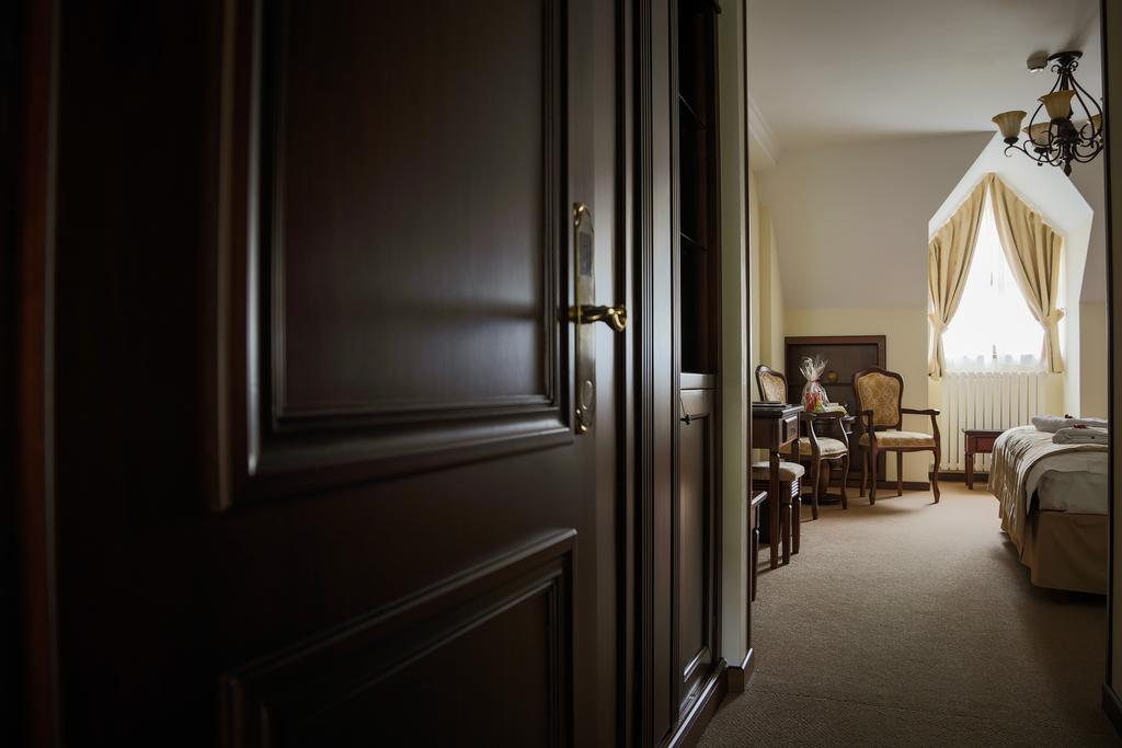 Hotel Foisorul Cu Flori Sinaia Kültér fotó