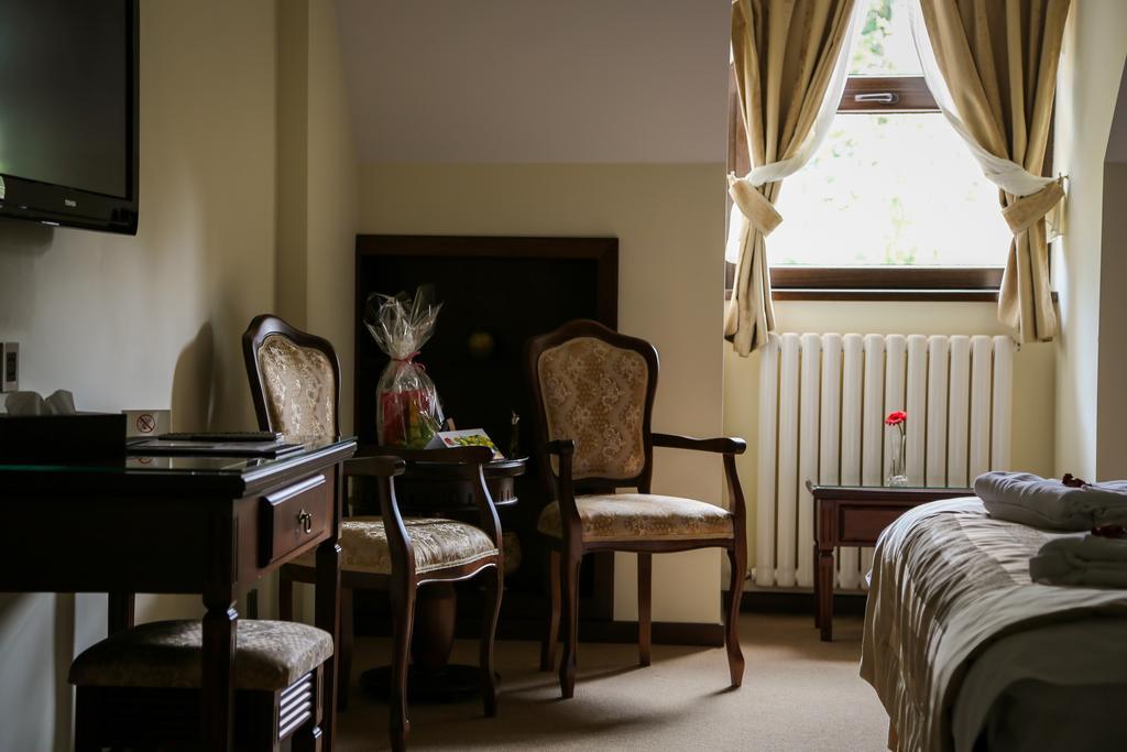 Hotel Foisorul Cu Flori Sinaia Kültér fotó