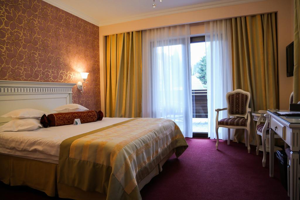 Hotel Foisorul Cu Flori Sinaia Kültér fotó